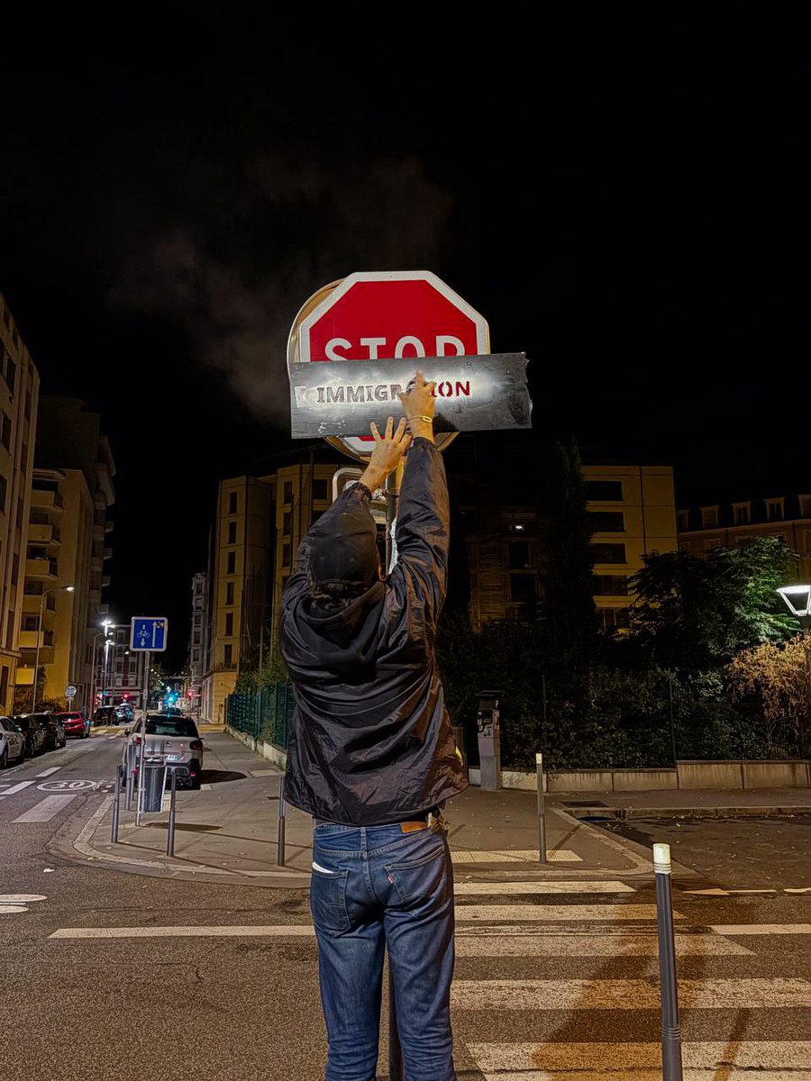 Ligne__Droite's tweet image. 🔴 INFO LD : À Lyon, des militants identitaires ont recouvert plus de 150 panneaux « STOP » du mot immigration, pour exprimer leur opposition.

Un message martelé dans toute la Ville des Lumières : STOP IMMIGRATION.