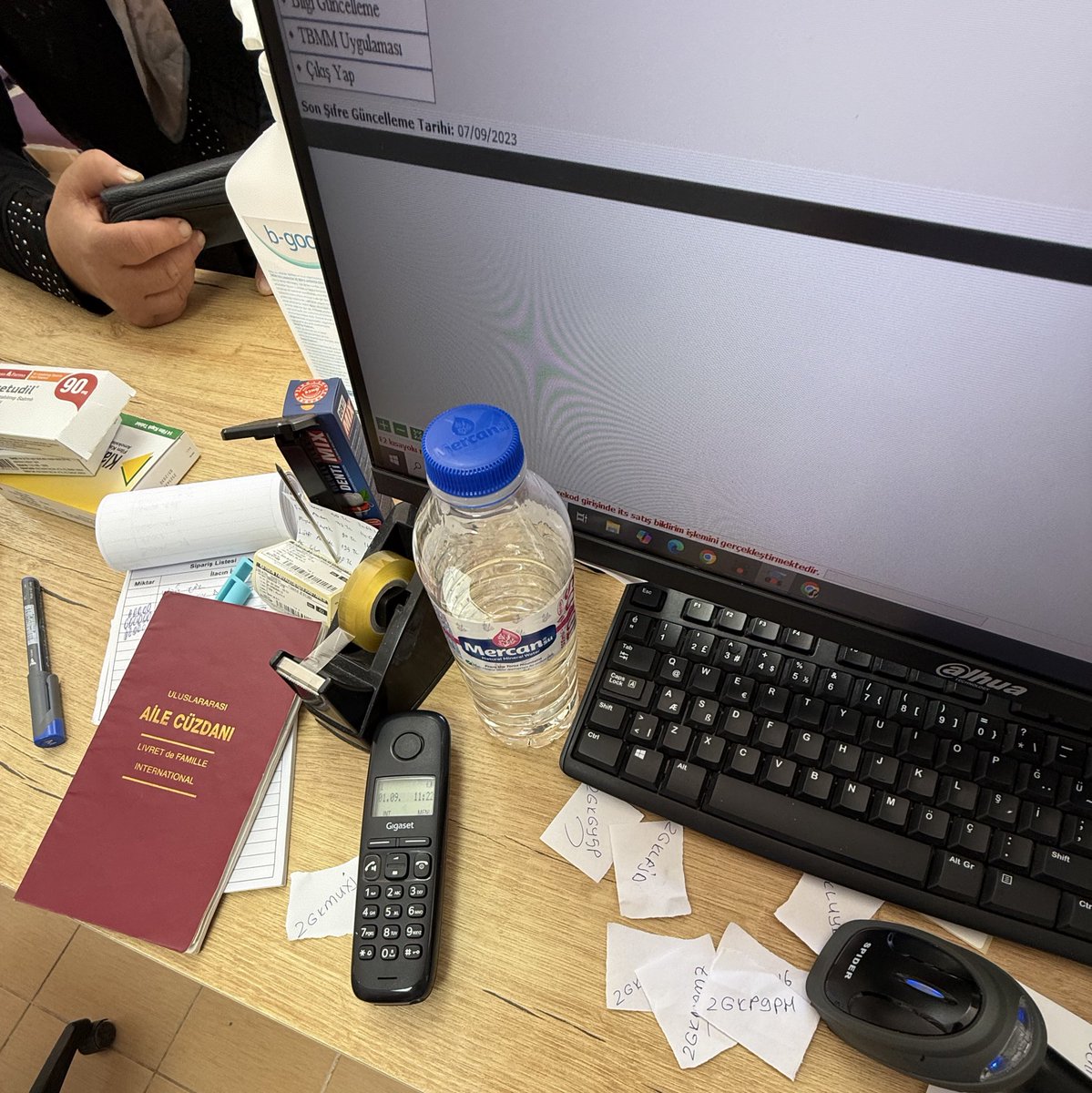 Kimliğini bulamadığı için aile cüzdanıyla gelen aşırı masum teyzem 🫠