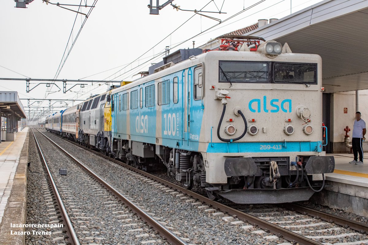 Locomotora 269.413 acoplándose a la 333.107 con el tren 80 Estrella Alhambra .
Linares - Baeza Jaén 
#TRAIN #photos #locomotora
