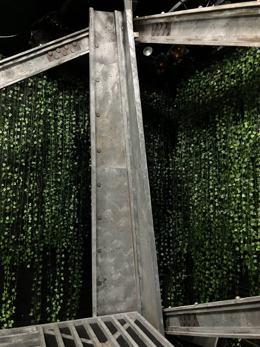 tetuK60's tweet image. 日本の劇団　第三劇『その鉄塔に男たちはいるという』公演
新宿  THEATER BRATSの舞台いっぱいにセット建て込みました‼️
SETの若手劇団員達に手伝ってもらいました‼️
大助かりでした‼️皆さん舞台が好きなんだなぁ、、、
ワクワクな鉄塔が建ちましたよ❣️
しょうーん、今日もありがとうね。。。