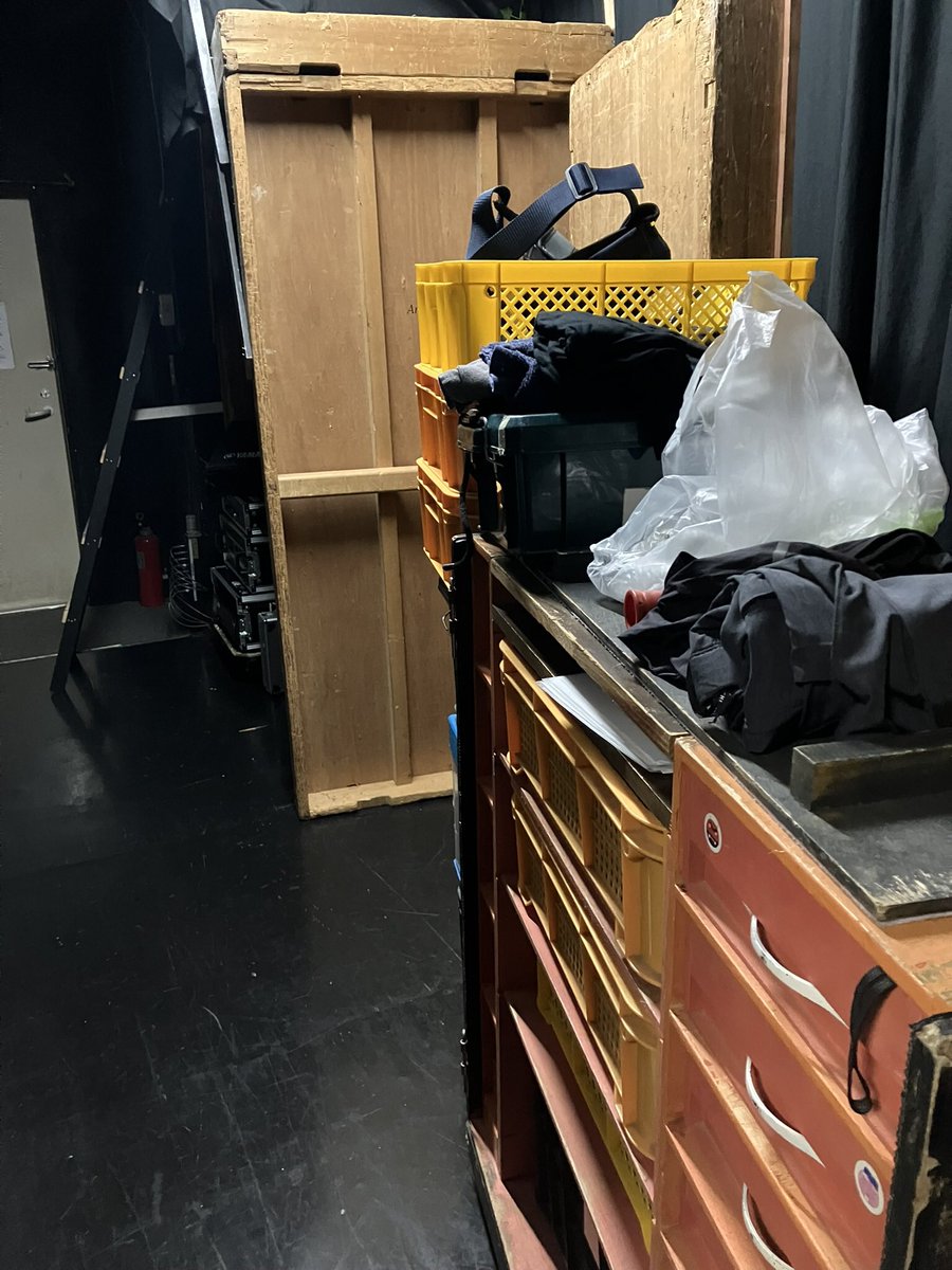 tetuK60's tweet image. 日本の劇団　第三劇『その鉄塔に男たちはいるという』公演
新宿  THEATER BRATSの舞台いっぱいにセット建て込みました‼️
SETの若手劇団員達に手伝ってもらいました‼️
大助かりでした‼️皆さん舞台が好きなんだなぁ、、、
ワクワクな鉄塔が建ちましたよ❣️
しょうーん、今日もありがとうね。。。