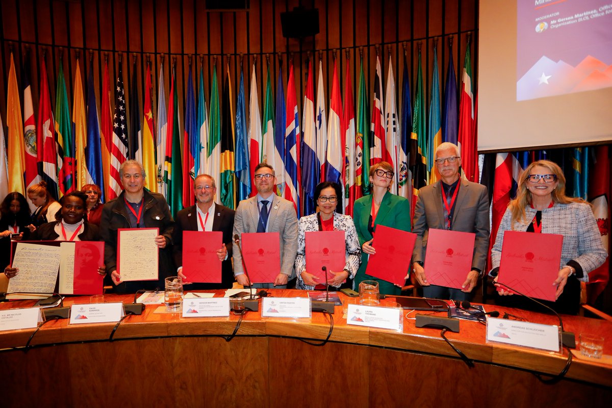 "Trade unions are an essential part of democratic governance in Latvia." 🇱🇻 Contributing to the distinguished panel "Social dialogue: Ministries and teacher unions in conversation"  <a href="/Education2030UN/">Education 2030</a> World Summit on Teachers in Santiago de Chile 🇨🇱.