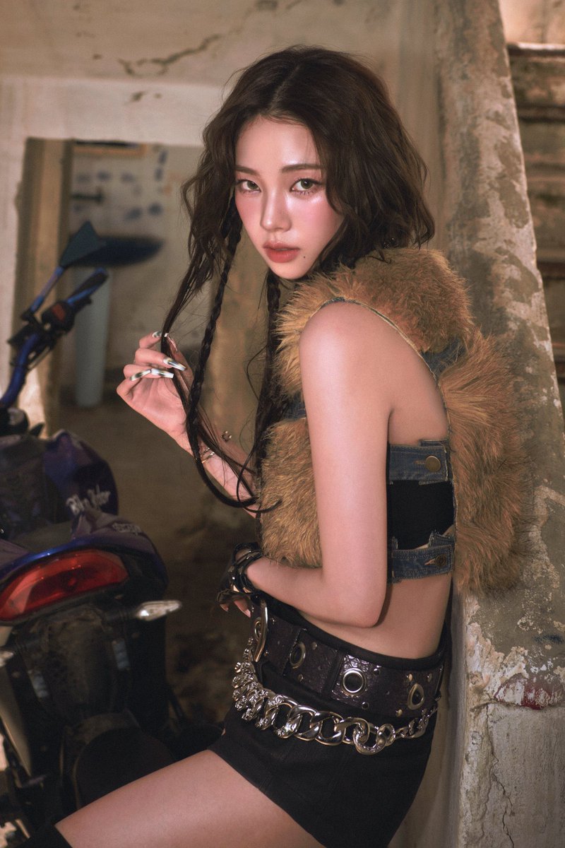 ˑ  ₊ 𓏵 chains hugging my waist, fur thrown over denim like it was made for me, wrong on anyone else, priceless on the rich man. 𝙞 𝙙𝙤𝙣’𝙩 𝙛𝙤𝙡𝙡𝙤𝙬 𝙩𝙧𝙚𝙣𝙙𝙨, 𝙞 𝙗𝙞𝙧𝙩𝙝 𝙩𝙝𝙚𝙢. my motorcycle’s waiting, polished and proud. care to ride shotgun?