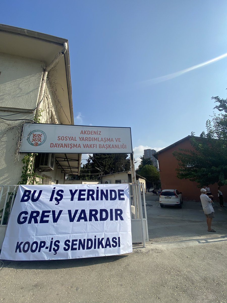 Sosyal devletin eli olan SYDV emekçisi, adil şartlara kavuşmayı umuyor. #SYDVdeGREVEdevam
<a href="/Emegin_Halleri/">aziz çelik</a> <a href="/csgbakanligi/">T.C. Çalışma ve Sosyal Güvenlik Bakanlığı</a> <a href="/isikhanvedat/">Prof. Dr. Vedat Işıkhan</a> <a href="/LemanYenigunAk/">Leman Yenigun</a> <a href="/_cevdetyilmaz/">Cevdet Yılmaz</a>