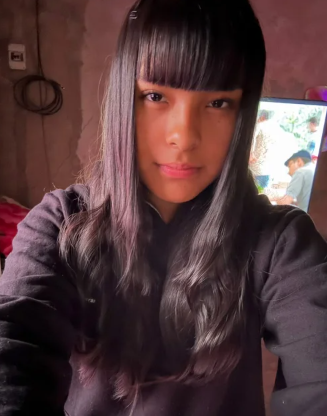 desaparecidaorg's tweet photo. Karen Jazmín Arandia Tapia tiene 13 años, desapareció el 26/8/25 en Puerto Madryn, provincia del Chubut. Es delgada, altura 1,60. Vestía buzo negro, pantalón jean gris oscuro y zapatillas negras. Por favor avisar #Urgente al☎️280-4562486, 101 o 911

#PuertoMadryn #Chubut https://t.co/Lls5IzVZDH