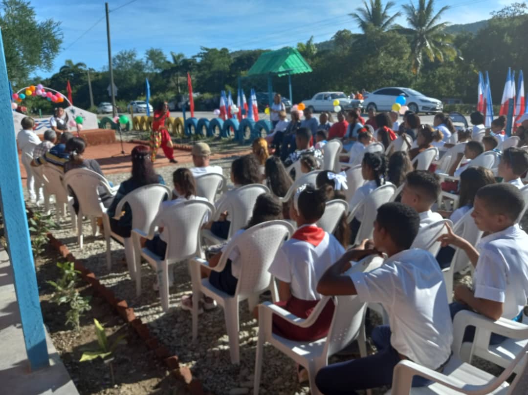 En la Escuela primaria José Rodríguez Terrero, en Guaibanó, San Antonio del Sur, efectuamos el acto provincial de inicio del curso escolar. Esta institución fue destruida por el huracán Oscar y con gran esfuerzo y amor quedó totalmente rehabilitada.
#Guantánamo
#JuntosPodemosMás