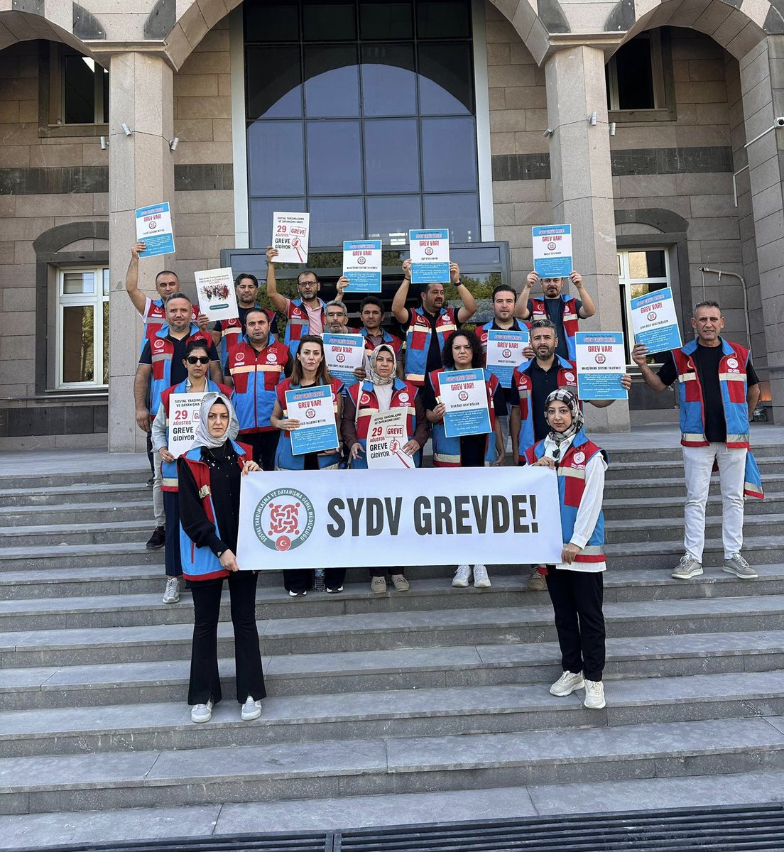 Gülten🍀 (@gltn_46) on Twitter photo Haklarımız için, emeğimiz için, geleceğimiz için mücadeleden vazgeçmiyoruz. #SYDVdeGREVEdevam
<a href="/MahinurOzdemir/">Mahinur Özdemir Göktaş</a> <a href="/RTErdogan/">Recep Tayyip Erdoğan</a> <a href="/_cevdetyilmaz/">Cevdet Yılmaz</a> <a href="/isikhanvedat/">Prof. Dr. Vedat Işıkhan</a> <a href="/ashb_sygm/">Sosyal Yardımlar Genel Müdürlüğü</a> <a href="/tcailesosyal/">T.C. Aile ve Sosyal Hizmetler Bakanlığı</a> <a href="/tcbestepe/">T.C. Cumhurbaşkanlığı</a> <a href="/tc_cimer/">Cimer</a> <a href="/KOOPISSENDIKASI/">Koop-İş Sendikası</a> . Haklarımız için, emeğimiz için, geleceğimiz için mücadeleden vazgeçmiyoruz. #SYDVdeGREVEdevam
<a href="/MahinurOzdemir/">Mahinur Özdemir Göktaş</a> <a href="/RTErdogan/">Recep Tayyip Erdoğan</a> <a href="/_cevdetyilmaz/">Cevdet Yılmaz</a> <a href="/isikhanvedat/">Prof. Dr. Vedat Işıkhan</a> <a href="/ashb_sygm/">Sosyal Yardımlar Genel Müdürlüğü</a> <a href="/tcailesosyal/">T.C. Aile ve Sosyal Hizmetler Bakanlığı</a> <a href="/tcbestepe/">T.C. Cumhurbaşkanlığı</a> <a href="/tc_cimer/">Cimer</a> <a href="/KOOPISSENDIKASI/">Koop-İş Sendikası</a> .