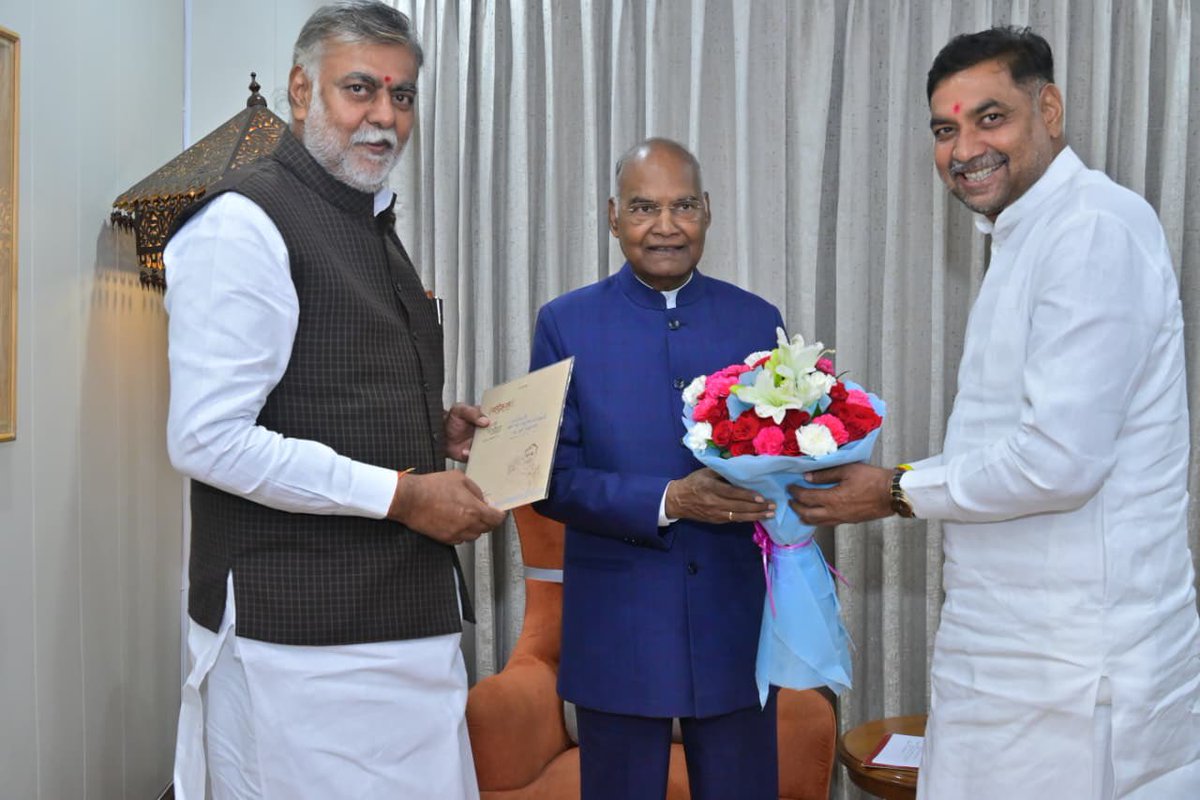 आज शाम दिल्ली में पूर्व राष्ट्रपति आदरणीय <a href="/ramnathkovind/">Ram Nath Kovind</a> जी से भेंट कर मेरी पुस्तक “परिक्रमा “ के विमोचन कार्यक्रम का आमंत्रण अनुज <a href="/jalamsing_patel/">JALAM SINGH PATEL (Modi ka parivar)</a> के साथ दिया ।इस अवसर पर प्रिय <a href="/_NitinTripathi/">Nitin Tripathi</a> <a href="/Dev_Jurix/">🚩卐Bhardwaj 卐🚩</a> भी साथ रहे ।