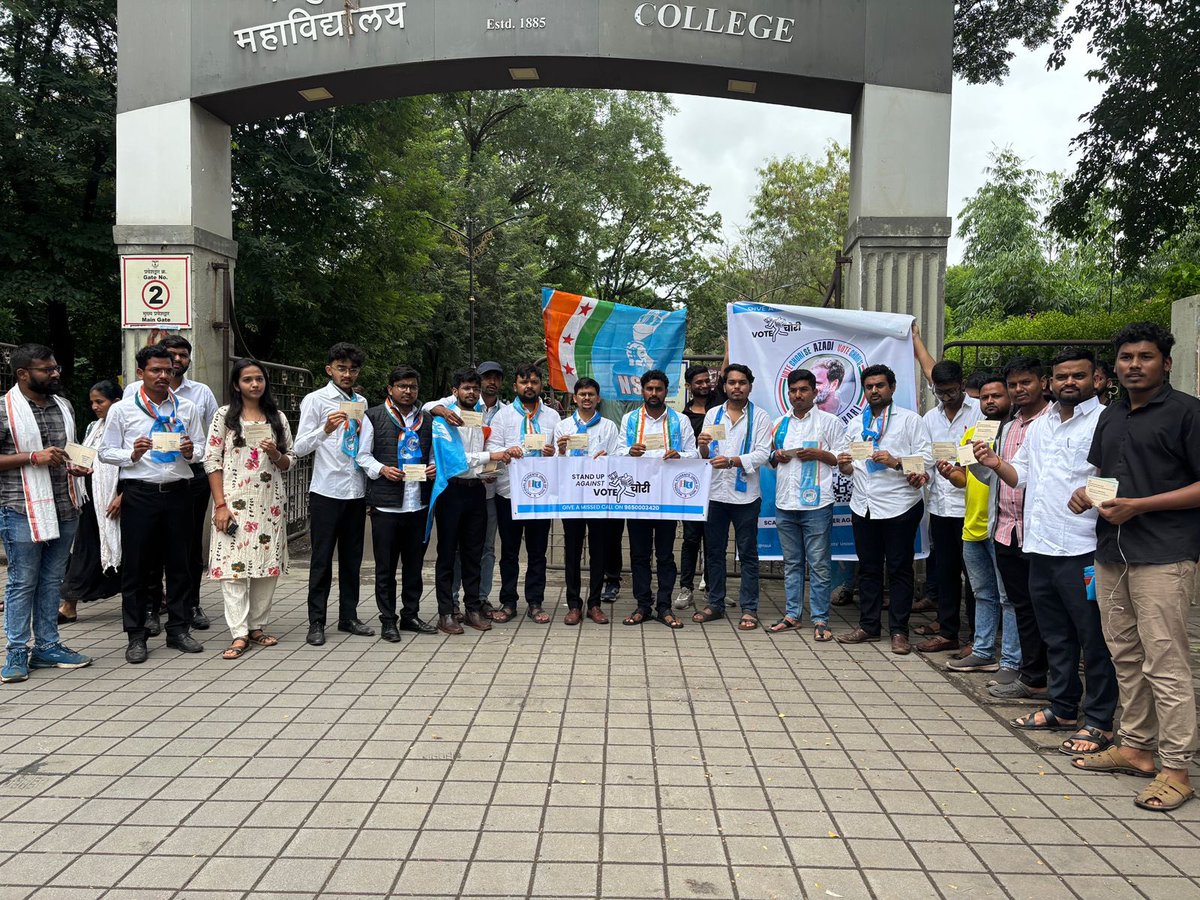 nsui's tweet photo. 📍Maharashtra 

NSUI Maharashtra held the “Vote Chori Hatao, Democracy Bachao” campaign.

Students filled postcards to the Hon’ble President of India, exposing the BJP–ECI alliance and demanding accountability for vote theft.

The movement is dedicated to upholding the democratic right of One Voter – One Vote.

#VoteChori