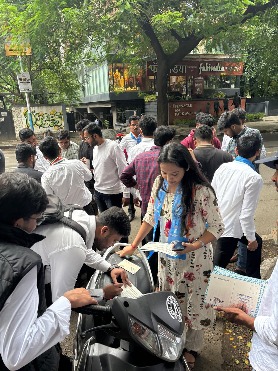 nsui's tweet photo. 📍Maharashtra 

NSUI Maharashtra held the “Vote Chori Hatao, Democracy Bachao” campaign.

Students filled postcards to the Hon’ble President of India, exposing the BJP–ECI alliance and demanding accountability for vote theft.

The movement is dedicated to upholding the democratic right of One Voter – One Vote.

#VoteChori