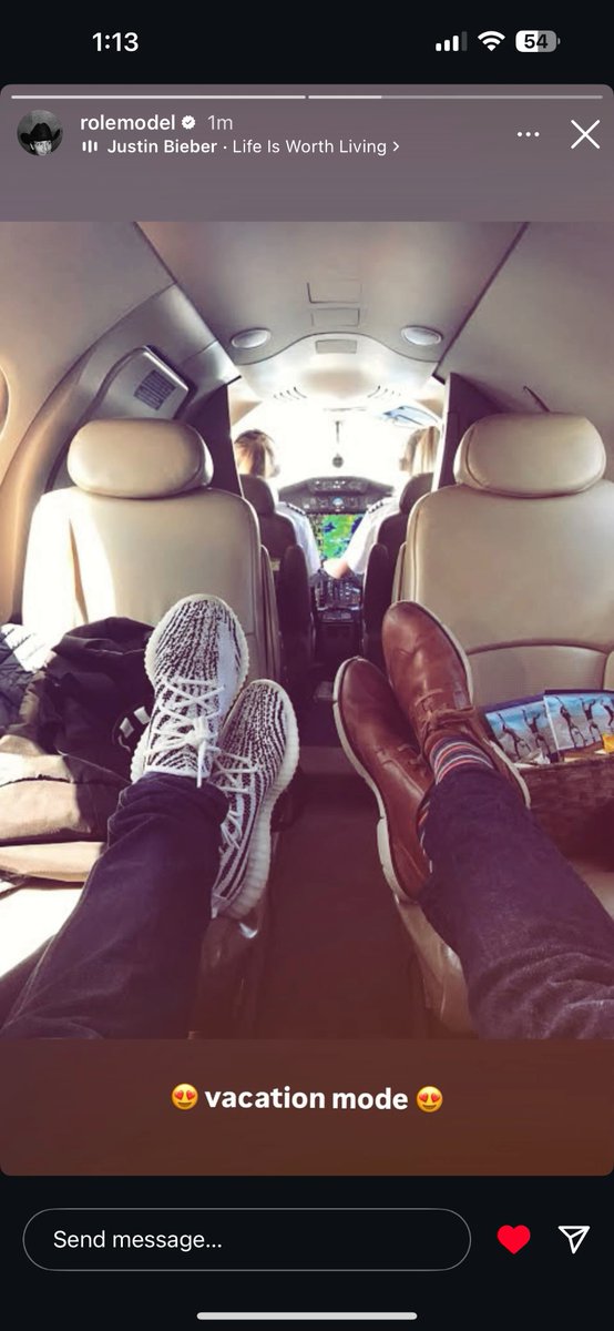 left4rat4's tweet image. not him having his own plane smh fame got to him 🙄 #bigego