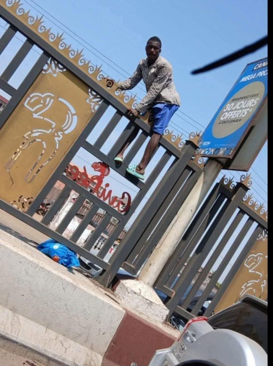 AlphaDem11's tweet image. Mur ou barrière, le Guinéen appelle ça raccourci. 🤧🤧🤧🇬🇳🇬🇳