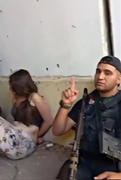 ¿Qué valores son los que enarboláis como bandera 🇸🇩, en que llegues a casa, te encuentres a tu perro asesinado en el jardín, tus hijos asados vivos en el horno y a tu mujer violada y con los sesos esparcidos por las paredes?

Me lo podéis decir, zurdos de mierda.