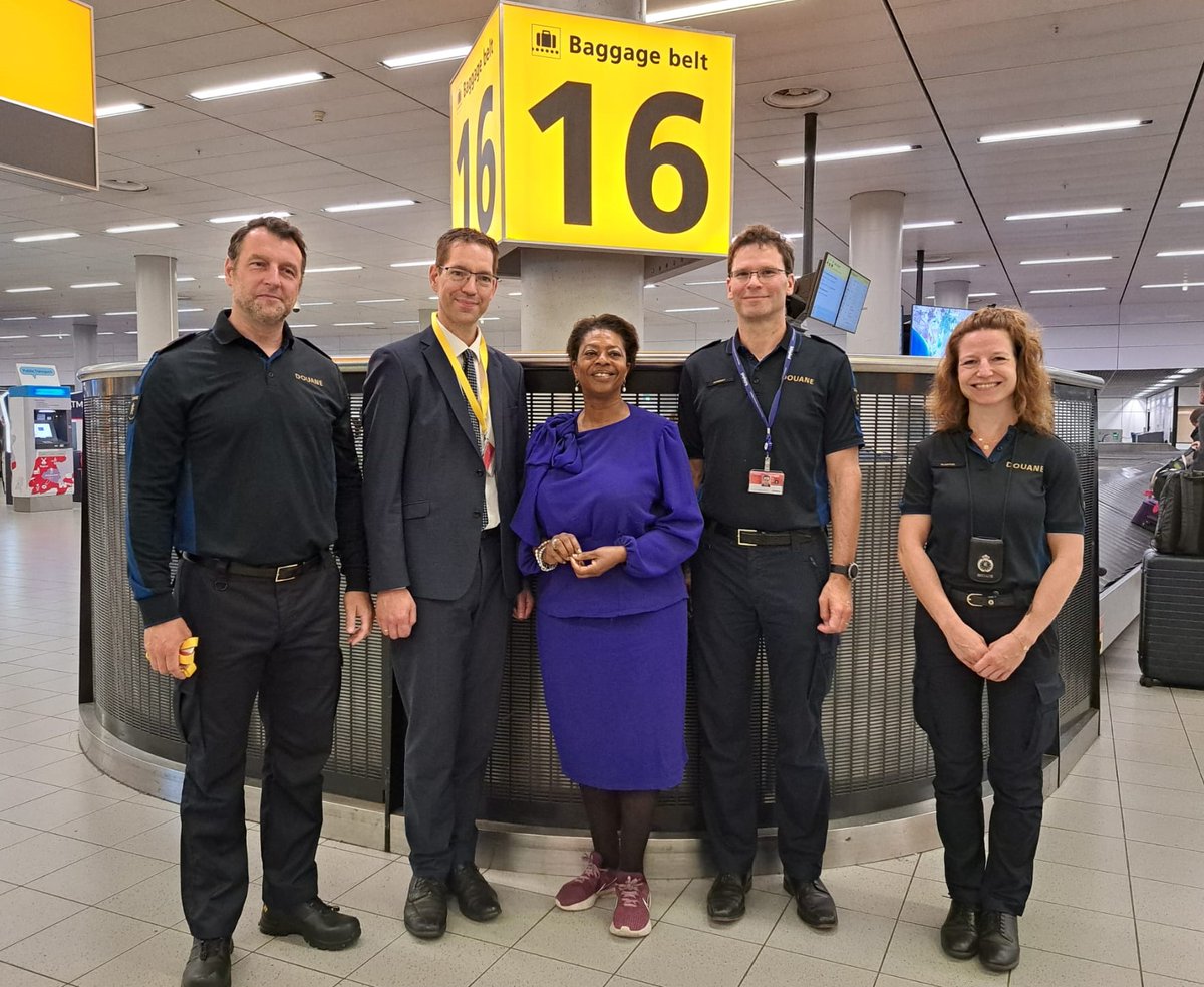 Op uitnodiging van de <a href="/Douane/">Douane</a> bezochten we vandaag met <a href="/MinBZK/">Ministerie van BZK</a> Douane Schiphol Passagiers. In gesprek over o.a. inzichten die de Douane tijdens de pilot met onze Discriminatietoets opdeed. Volgens hen een waardevolle aanvulling om #discriminatie in werkprocessen tegen te gaan.