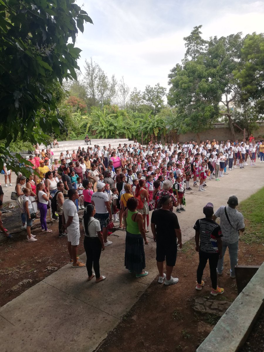 Inicio del curso escolar 2025 - 2026, en la escuela Nueva Ilusión, donde participaron los estudiantes con la familia