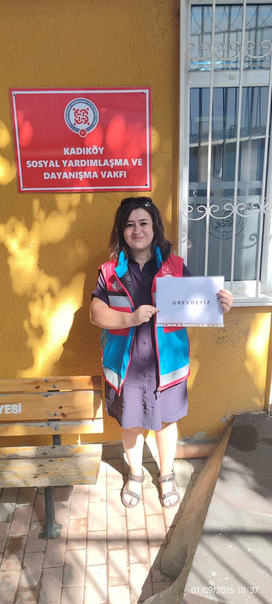 sydvcalisanlari's tweet photo. SYDV'ler tüm #Türkiye'de grevde!

Hak ettiğimiz #toplusözleşme imzalanana kadar çalışmayacağız.

Haklıyız, hakkımızı alana kadar mücadeleye devam.
#SYDVdeGREVEdevam 

@tcbestepe @RTErdogan @iletisim @_cevdetyilmaz @tcailesosyal @MahinurOzdemir @drbetulsayan @LemanYenigunAk https://t.co/e0dS9rRwuN