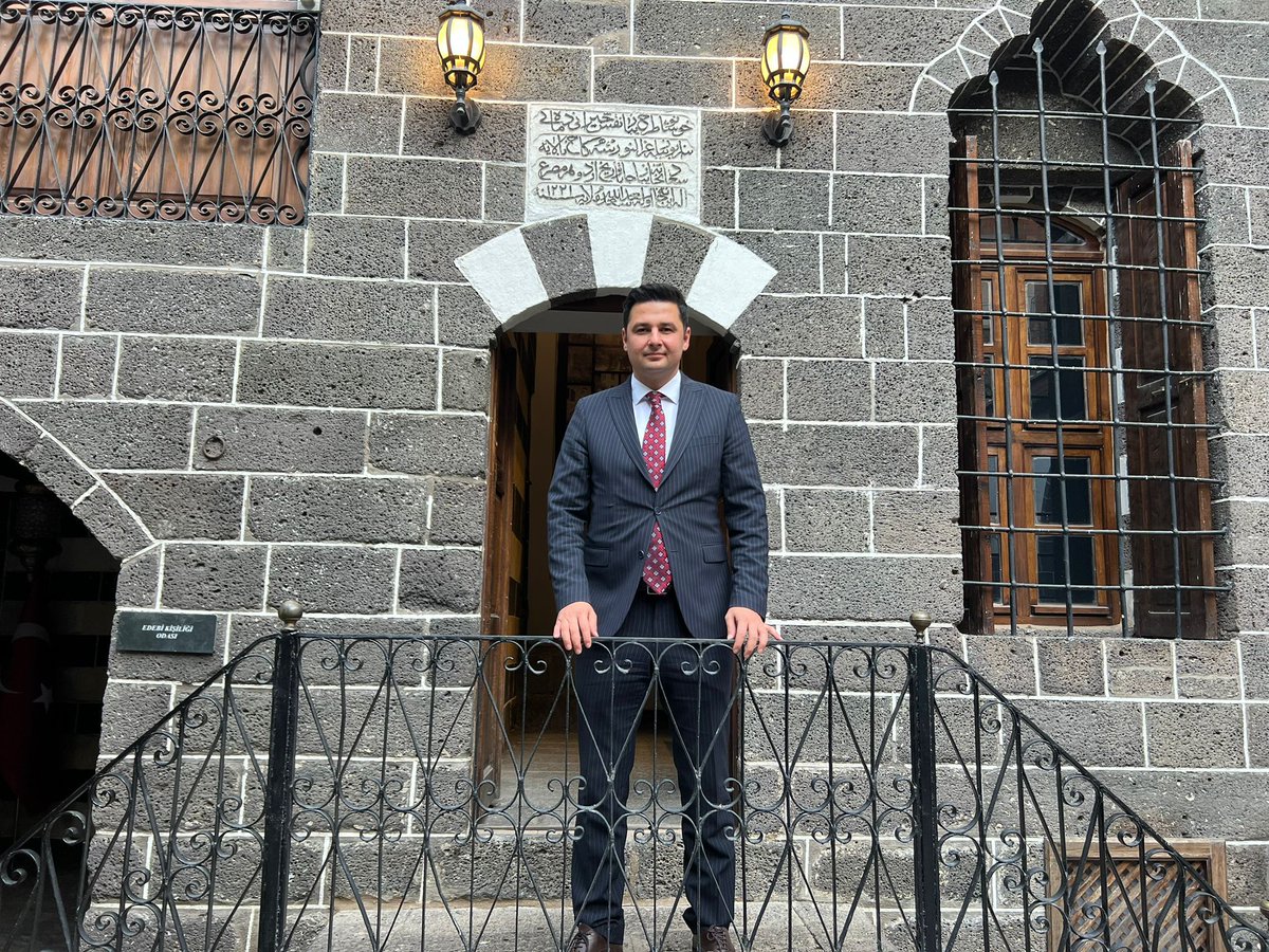 Fırtına koptuğunda korkmadık 
Dalgalar yükseldiğinde Gemiyi terk etmedik 
Sadakat enzor günde belli olur 
Kıymetli kardeşim Ülküdaşım 
#EMREYÜKSEL başkanım.