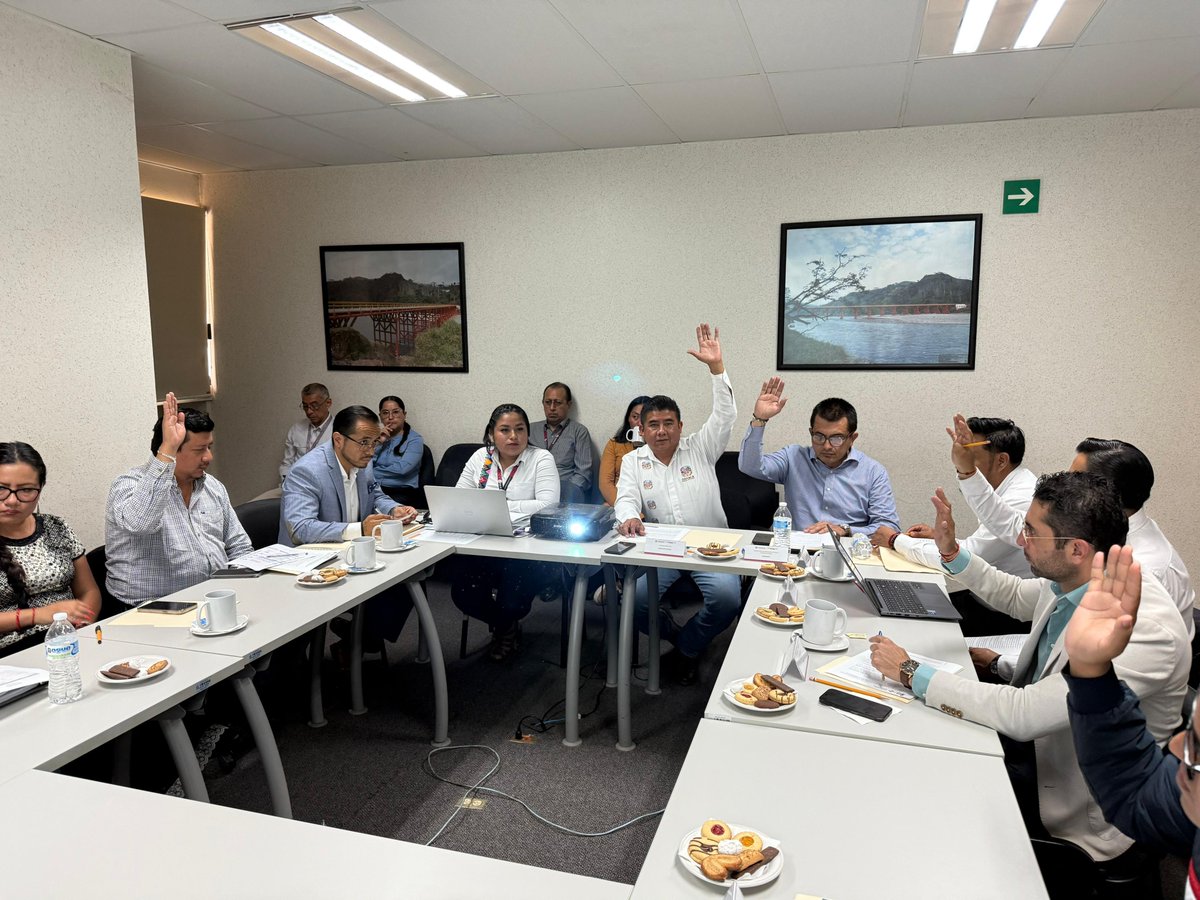 Preside nuestro Director General <a href="/Moises_SalazarM/">Moisés Salazar Martínez</a> la Segunda Sesión Ordinaria del Consejo de Administración de Caminos Bienestar, donde presentó los informes en materia de infraestructura carretera a <a href="/HonestidadOax/">Secretaría de Honestidad</a>, <a href="/SEFINGobOax/">SEFIN</a>, <a href="/SEFADER_GobOax/">SEFADER Oaxaca</a>  y <a href="/DesEconomicoOax/">Secretaría de Desarrollo Económico Oaxaca</a>.