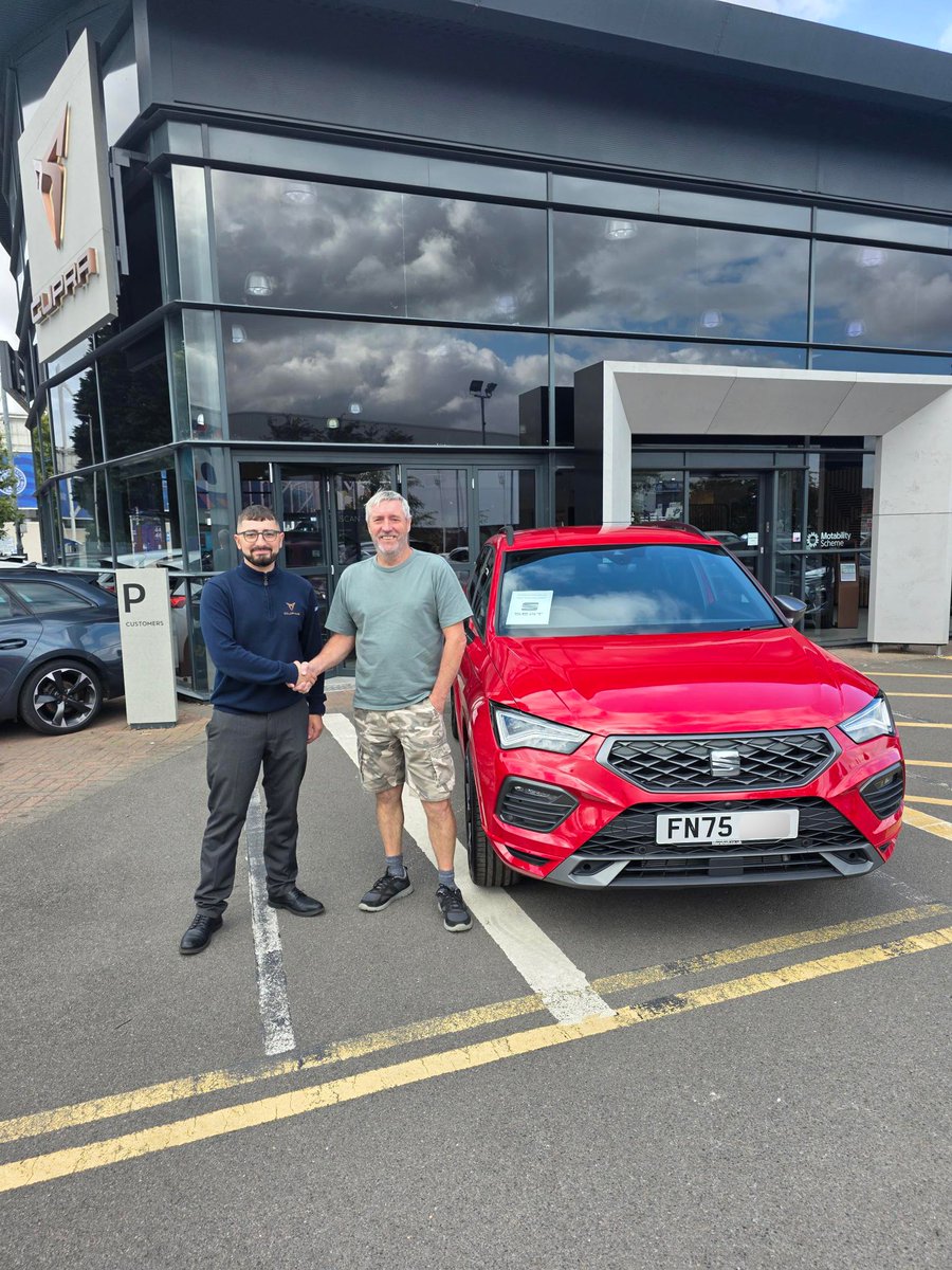 Here’s John picking up his shiny new #75plate Ateca Black Edition from Will at Marshall #SEAT #Leicester. 

Still very busy with #NewCarDay handovers!
