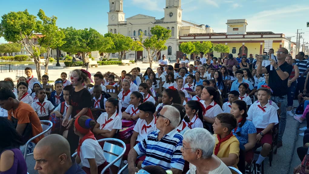 🇨🇺Inicia en #Manzanillo #ProvinciaGranma el curso escolar 2024- 2025. Una nueva etapa de reencuentros y aprendizaje. Éxitos educadores, educandos y trabajadores de apoyo a la docencia. #JuntosPodemos #GranmaConmigoCuenta