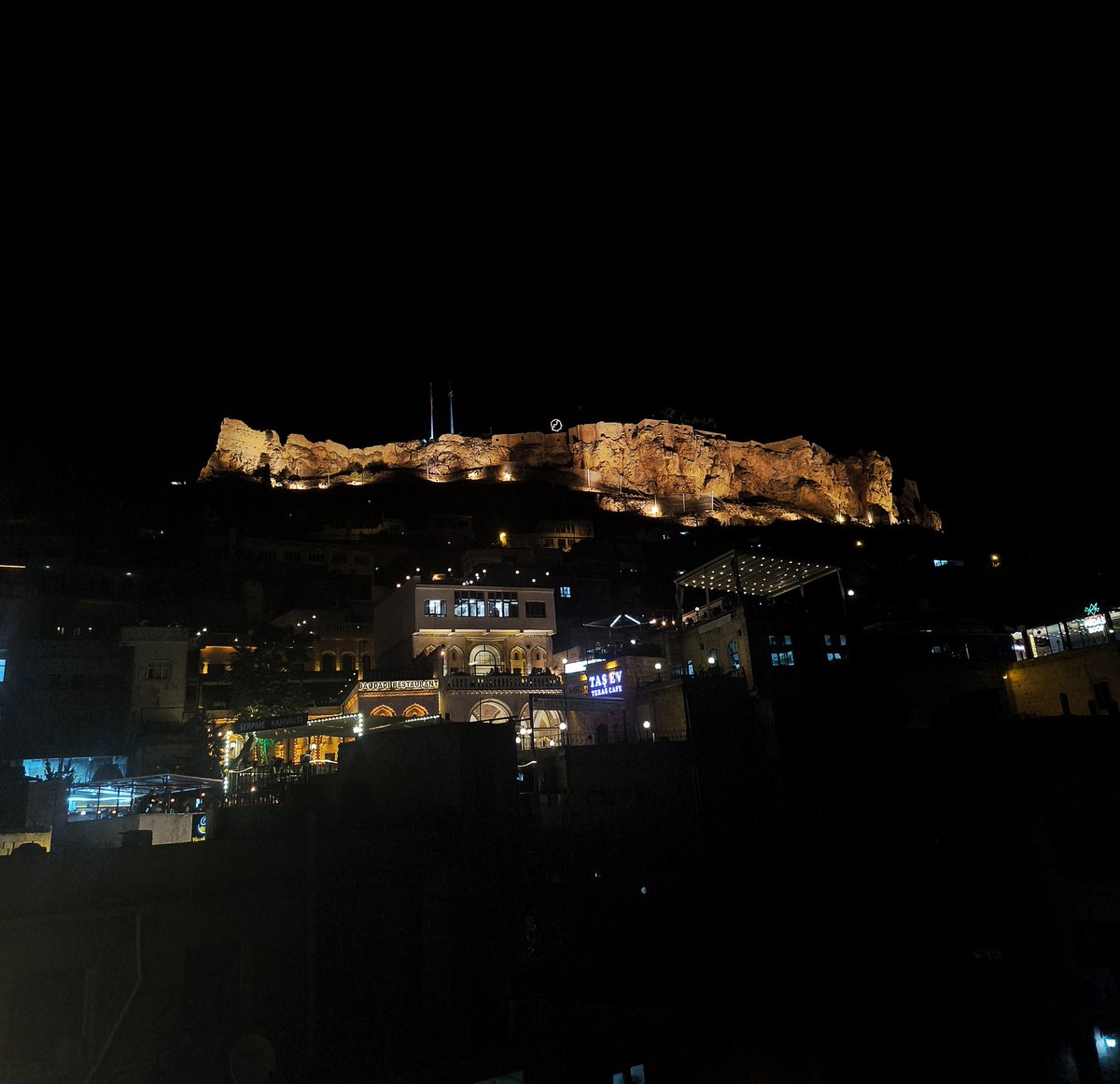Bu şehrin her taşında ayrı bir hatıra, her köşesinde bir anı gizli.
#mardin