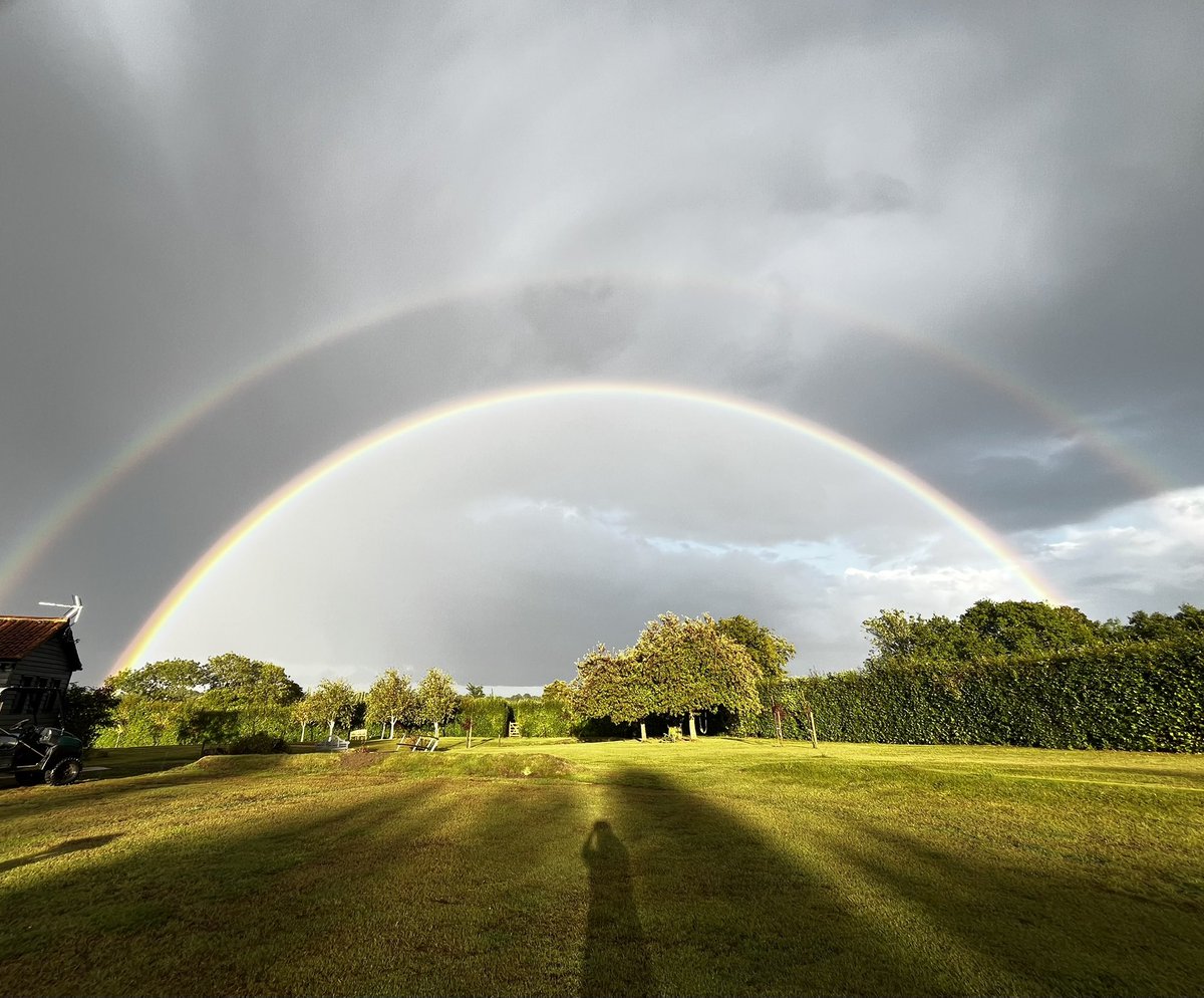 countrymousie's tweet image. The day didn't start well but now I'm under a rainbow 
#MyShadow 
#WeatherUpdate