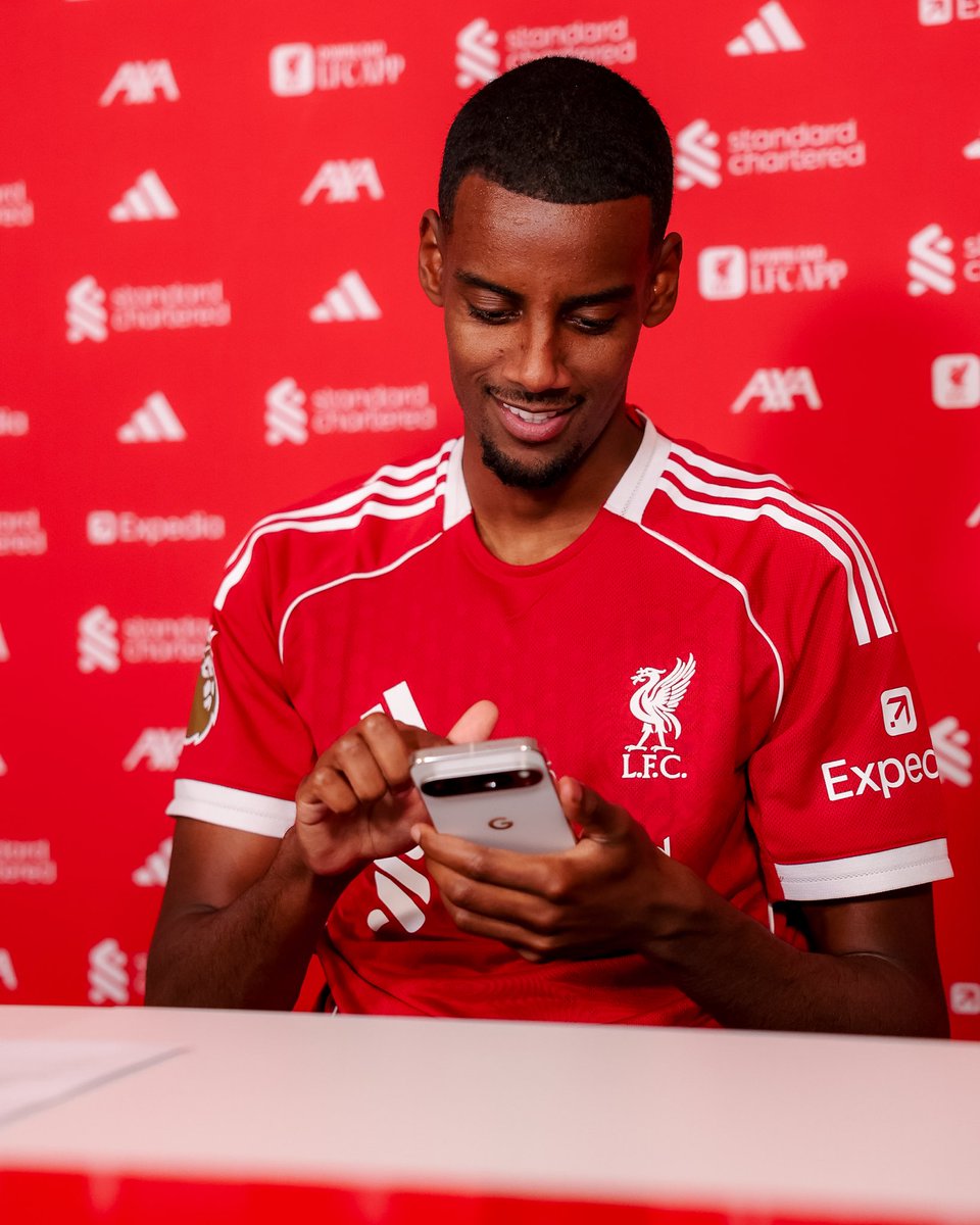 LFC's tweet photo. 🤳 #TeamPixel https://t.co/muMFs6LT0d