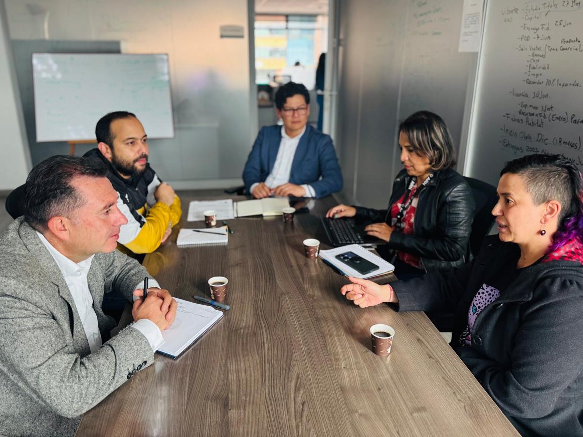 SecViviendaCund's tweet photo. Hoy, junto a la @ARNColombia, avanzamos en la construcción de una hoja de ruta para llevar educación financiera a los firmantes de paz de #Cundinamarca. 🏡Compromiso del gobernador @JorgeEmilioRey con la paz y la vivienda digna ✨ https://t.co/1gsrWevHmU