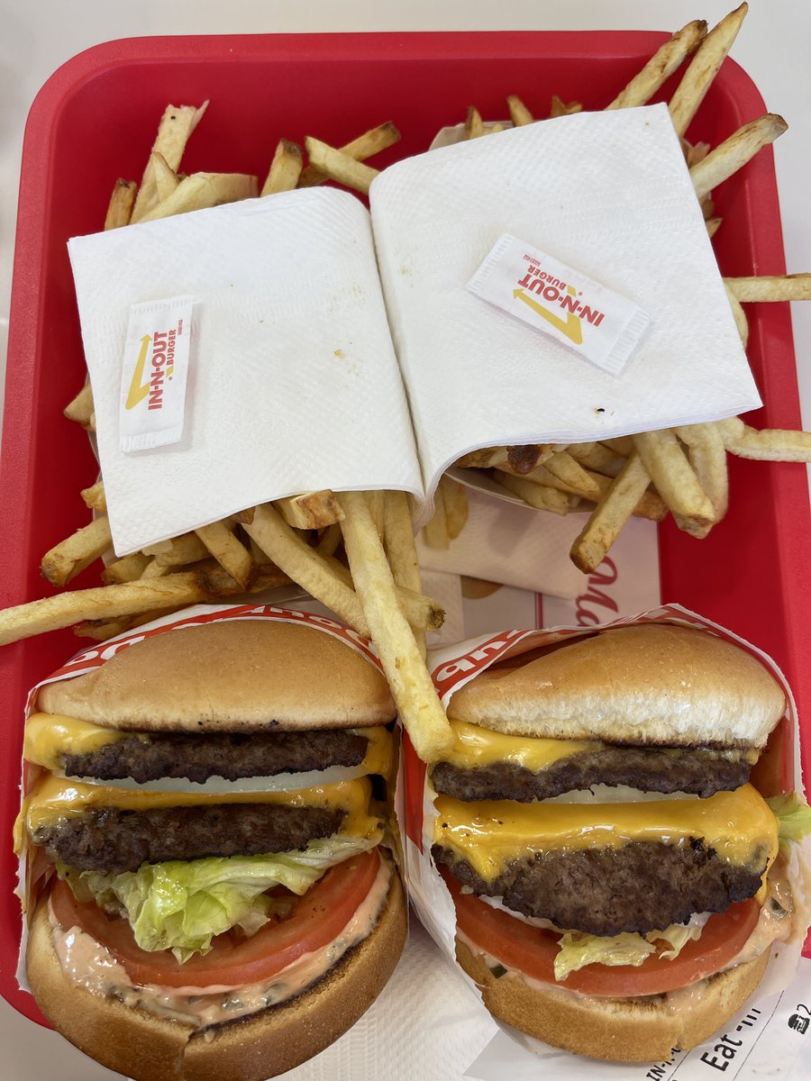 ritsuko32910246's tweet photo. 大谷翔平さんお勧めの🍔
#day3
#inandoutburger
#LosAngelesCA https://t.co/sSJyJFdCwf