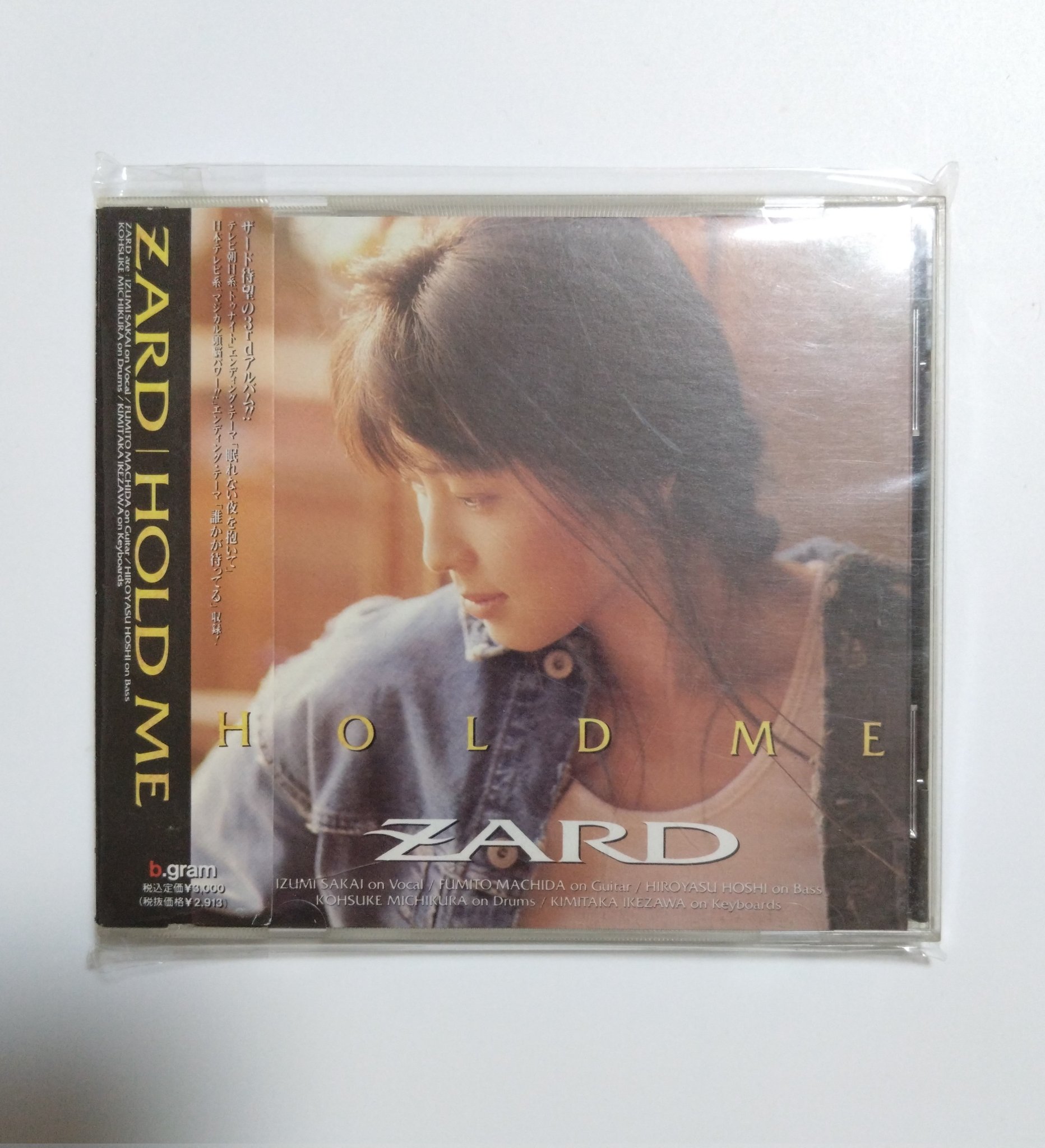 新品未開封 ZARD HOLD ME CD アルバム Amazon.co.jp: HOLD ME - ZARD: ミュージック