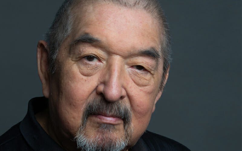 Ohhh💔💔
Nos ha dejado un genio total, inolvidable en esa obra escandalosa Costner que es “Bailando con lobos”, aunque también apareció en “La milla verde”, en “Wind river”, “Un muchacho llamado norte”…

Nos ha dejado con 73 años Graham Greene😔.
Vuela alto, Ave que patea🙌🏼