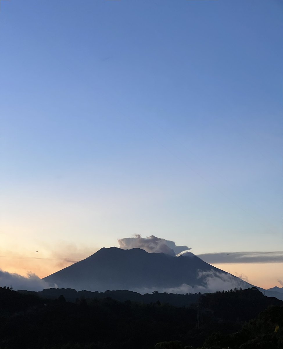 #おはようございます

【照国神社】さま
お朔参り 限定 桔梗のと金色の箔で
秋らしい御朱印です🍁🍂
秋らしくと言いますが暑かった💦

今日も健康第一❣️で よろしく
お願いします✨
#照国神社
#お朔参り
#御朱印
#イマソラ
#桜島