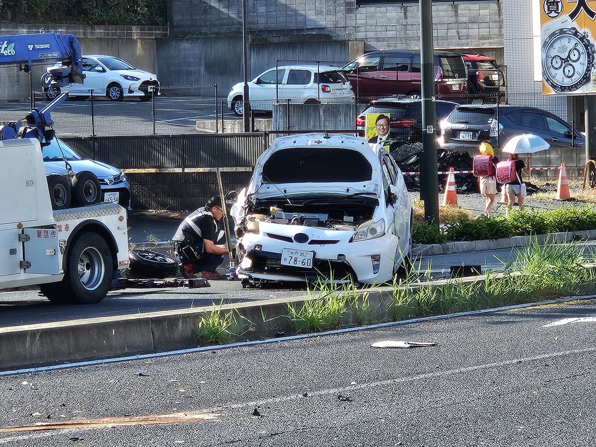 yasuhiko0508's tweet photo. 水戸市千波町、千波小学校の通りで車両事故

今、通行止め解除でも渋滞中 https://t.co/VuV7LoN1sX