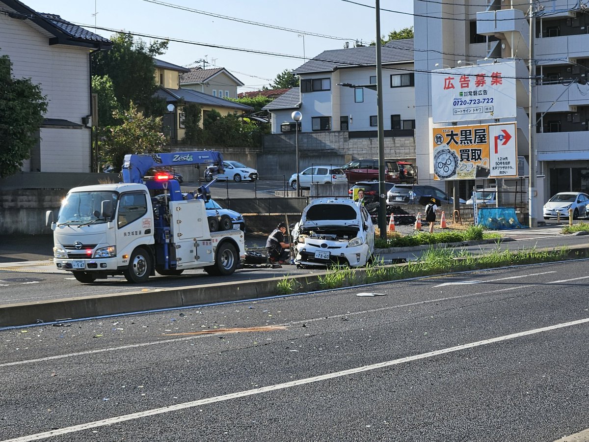 yasuhiko0508's tweet photo. 水戸市千波町、千波小学校の通りで車両事故

今、通行止め解除でも渋滞中 https://t.co/VuV7LoN1sX