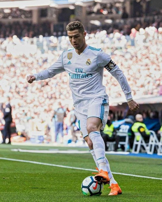 El mejor jugador de la historia siendo el capitán del mejor equipo de la historia en el mejor campo de fútbol de la historia.

Esta foto es, simplemente, historia.