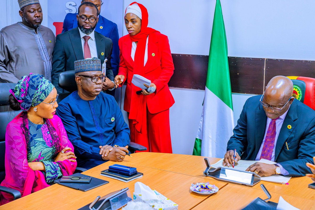 Thεό Abu (@theoabuagada) on Twitter photo NNPC Ltd, TotalEnergies, Sapetro Execute Landmark PSC for Deepwater Blocks
…As Partners Commit to Boosting Reserves, Local Content
The Nigerian National Petroleum Company (NNPC) Ltd, in partnership with the TotalEnergies–Sapetro Consortium, has executed a Production Sharing NNPC Ltd, TotalEnergies, Sapetro Execute Landmark PSC for Deepwater Blocks
…As Partners Commit to Boosting Reserves, Local Content
The Nigerian National Petroleum Company (NNPC) Ltd, in partnership with the TotalEnergies–Sapetro Consortium, has executed a Production Sharing