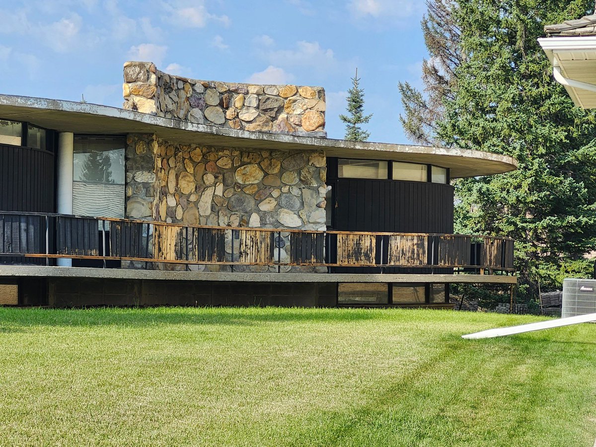 WalkingCalgary's tweet photo. Today we discovered another hidden gem in #Shawnessy: the Blum Residence on Shannon Road.
When it was built in 1963, this home was outside of the City. By the 1990s it was enveloped by the westward expansion of the new community.
https://t.co/ctDFIjSKoI
#Calgary #yyc https://t.co/4rFFHH0oZV