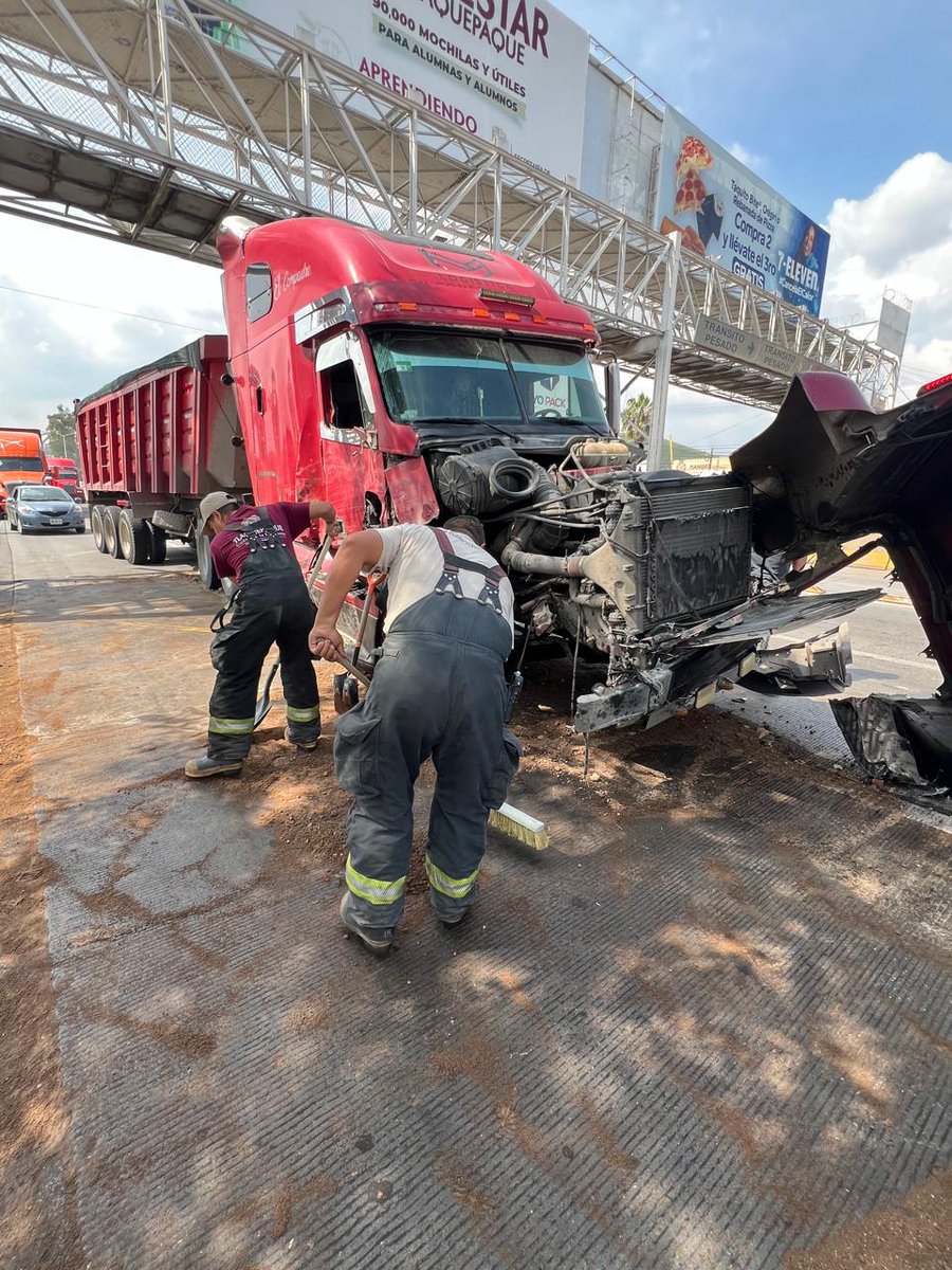 🚨 Se atendió choque entre un camión de carga y una unidad de transporte público en Periférico e Independencia, col. Santa María Tequepexpan.

👉 3 lesionados en estado regular, valorados por Cruz Verde.
👉 Derrame de diésel econtrolado para evitar contaminación al drenaje.
