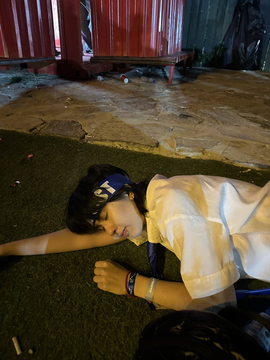 zoktay mucizevi bi sekilde bana asik olup konser sonrasi kulise cagirmadigi icin bayildim