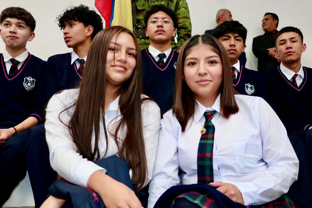 📍Además, durante su agenda en territorio, el viceministro Gustavo Ayala, junto al gobernador del Azuay, Xavier Bemúdez; al comandante de la III División de Ejército Tarqui, Ricardo Cajas; directivos, docentes y padres de familia, compartieron con estudiantes de la Unidad