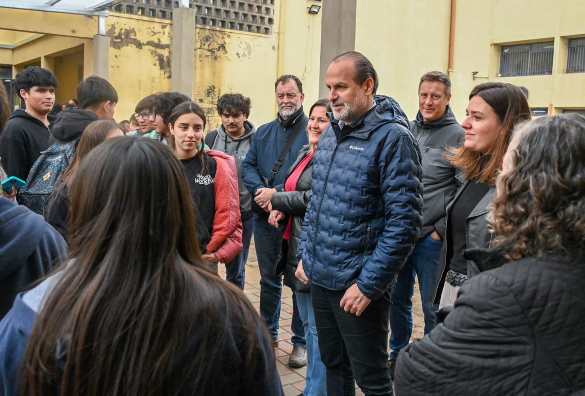 La felicidad de la comunidad educativa también es nuestra.

Con alegria, junto a personal directivo, docentes, auxiliares y alumnos, recorrimos las obras de ampliación de la Escuela Técnica N° 3 en el barrio Noroeste.