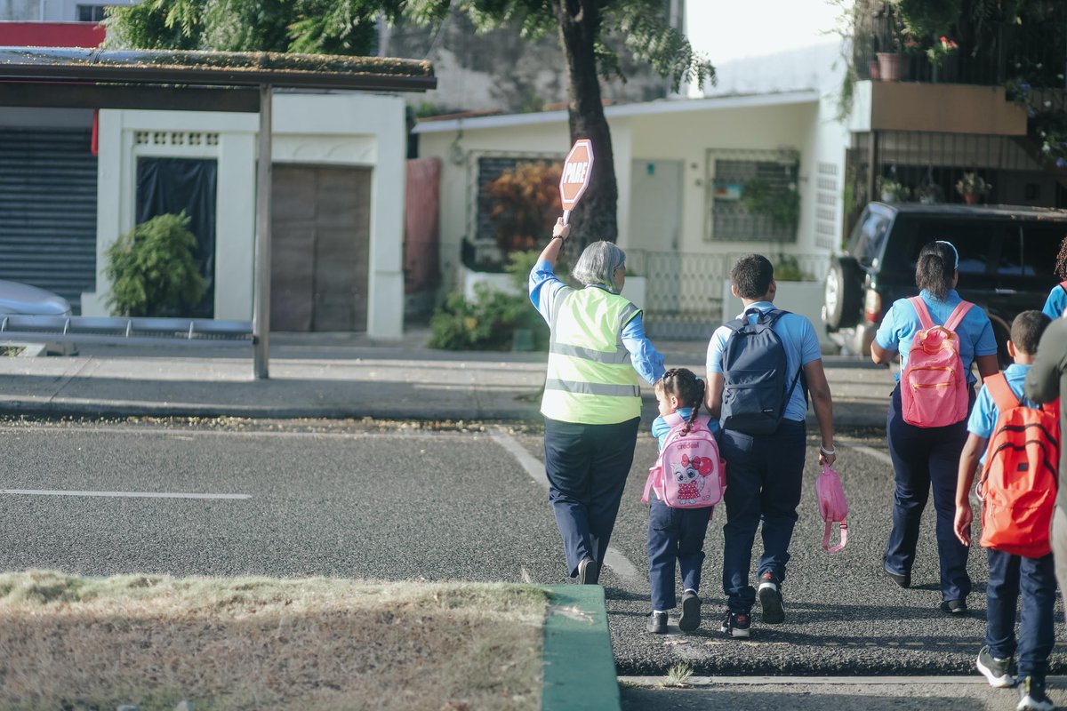 🚍 ¡La educación llega más lejos con #TRAE!

Hoy, el ministro de Educación, Luis Miguel De Camps (<a href="/LMDECAMPS/">Luis Miguel De Camps</a>), y el señor Onésimo González, recorrieron la ruta que conecta el Centro Educativo General Antonio Duvergé y el Politécnico Padre Bartolomé Vegh, en el sector de Honduras,