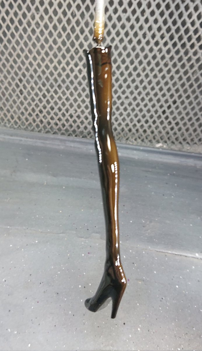 おはようございます  ☁️

昨日 カラーが届いたので 単なる黒ではないパーツを夜な夜な塗装しておりました♪✨😏✨😪💤💤

しかし  不思議なブーツ👢ですね 🤔  黒で簡単に済ませようと考えていたのですが デザインズで確認をしたら やらない訳にはいかなくなってしまいました♪😆💦(笑)