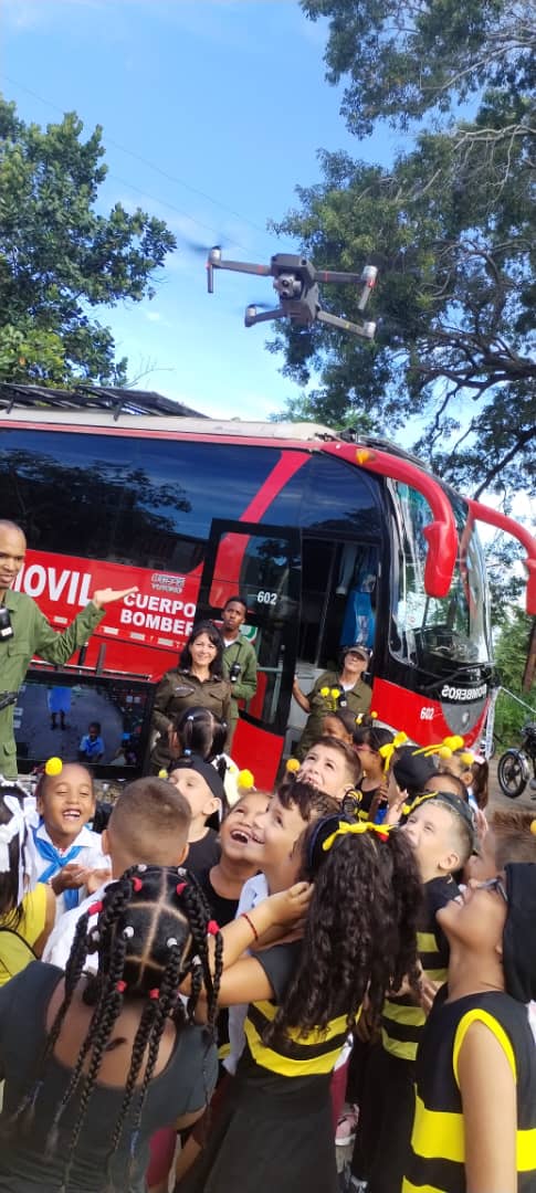 Fuerzas y medios de órganos del Minint presentes junto a nuestras niñas, niños y adolescentes en el acto por el inicio del Curso, que tuvo por sede la Ciudad Escolar Libertad,
presidido por el Primer Secretario del PCC  de La Habana y la Gobernadora #RegresoAClases