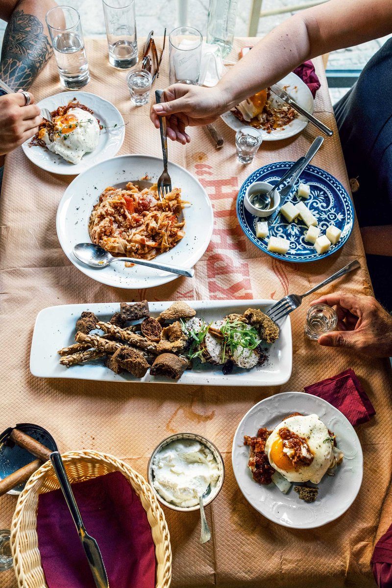 Bu kez öneriler benden değil Kathimerini'den Georgia Papastamou ve Angela Stamatiados'tan geliyor. Ben sizin için derliyorum: Atina'da sanki bir adadaymışsınız gibi nerelerde yemek yenir ve bonus olarak ada havası veren şarküteriler ⏬

Bedeni Atina'da ancak aklı ada