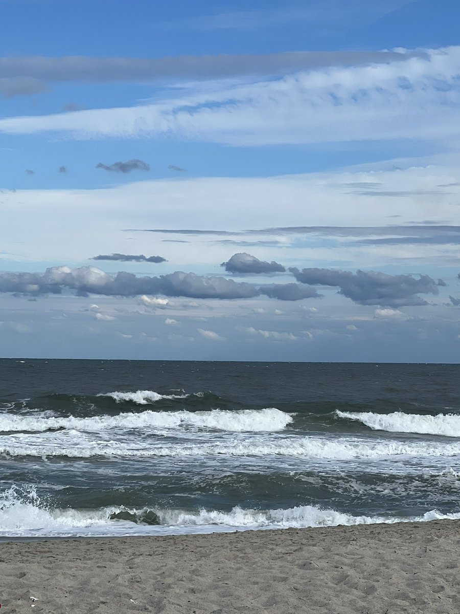 _darbysledge's tweet image. quick lil beach trip w/ the fam. goodbye summer 🥲🌊