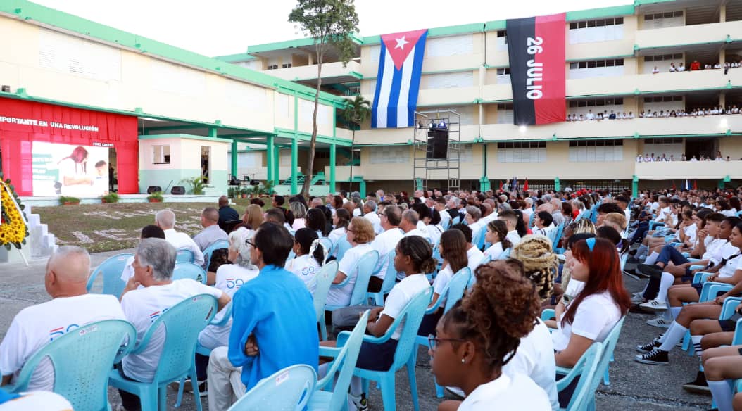 En #Cuba, el #RegresoAClases es una fiesta. 

Ese fue el espíritu que vivimos hoy en la escuela pedagógica Tania La Guerrillera, de Pinar del Río, sede del acto nacional por el inicio del curso escolar. 

¡Éxitos a nuestros estudiantes y profesores, en cuyas manos está el futuro!