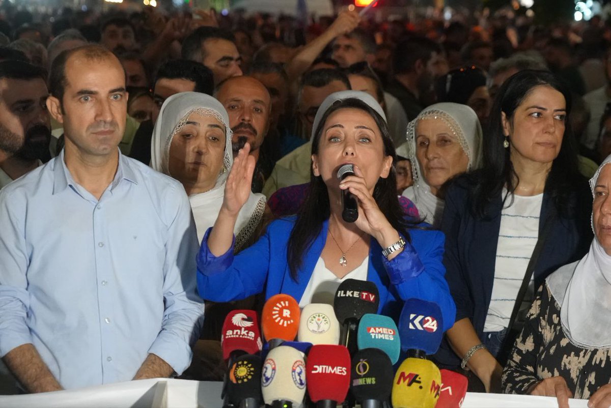 Hatimoğulları: Ankara Amed'e bakarak güçlü barış mesajını almalıdır

Eş Genel Başkanımız Tülay Hatimoğulları, Diyarbakır’da 1 Eylül Dünya Barış Günü vesilesiyle gerçekleştirilen yürüyüşe katıldı.

demparti.org.tr/tr/hatimogulla…