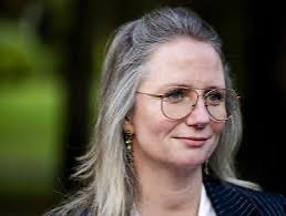 PetravanDam3's tweet photo. #pauwendewit #pauw&amp;dewit

Als je beweert het anders te gaan doen dan de andere talkshows, moet je niet zo’n slechte start maken met drie uiterst rechtse gasten tegelijk. 

Eerdmans, Coenradie en Agema te gast bij Pauw &amp; de Wit. Mijn hemel! Wie heeft dit verzonnen?? https://t.co/euRu2K14oE