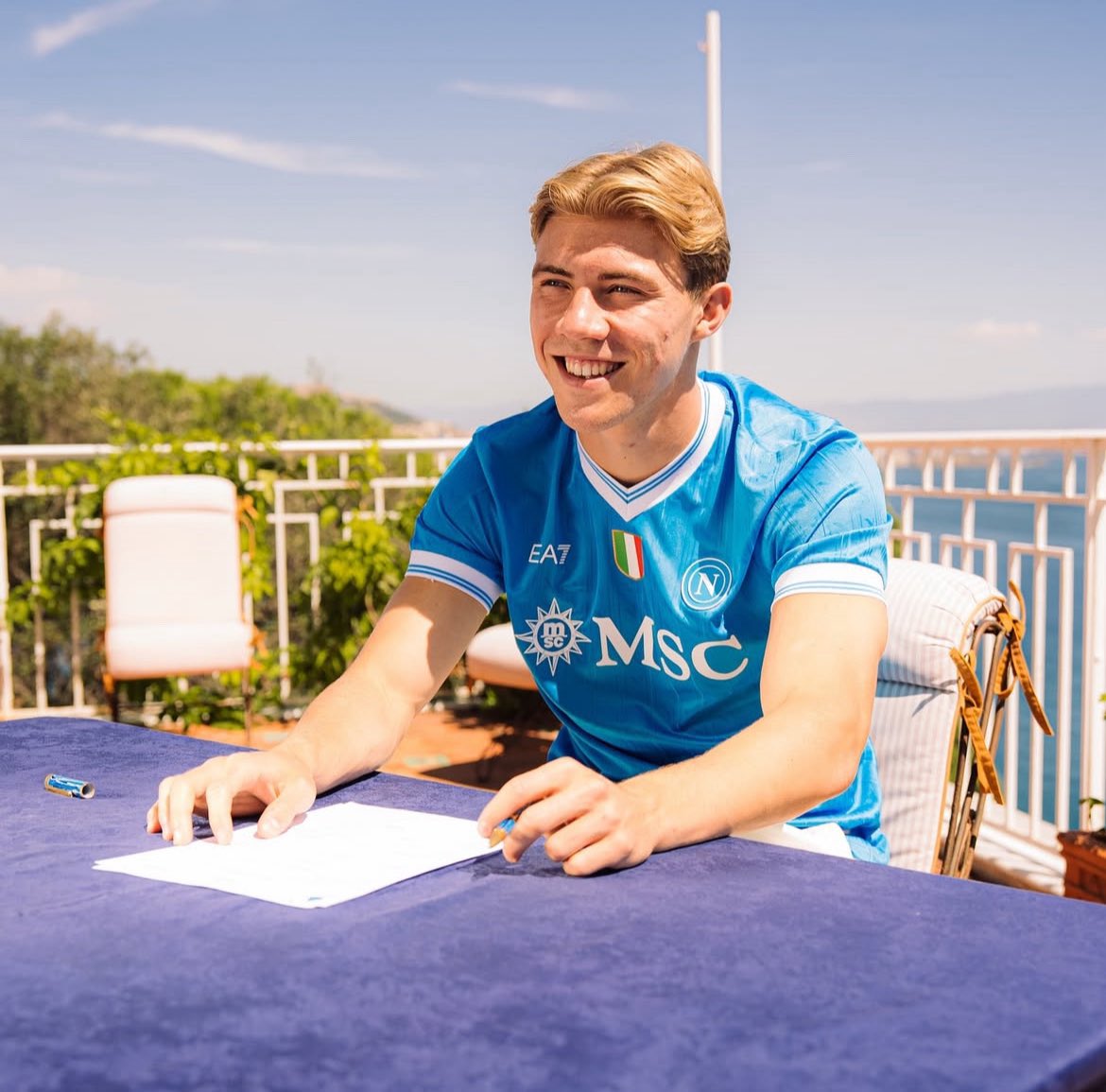 He looks more confident already. 😅

Rasmus will smash it for Napoli. 💪